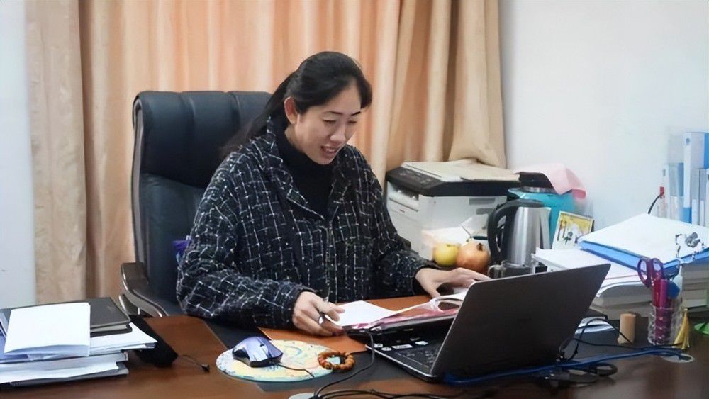 第25分钟，莫利纳后场解围失误，阿尔贝托左路下底横传门前因莫比莱撞射1打偏了。